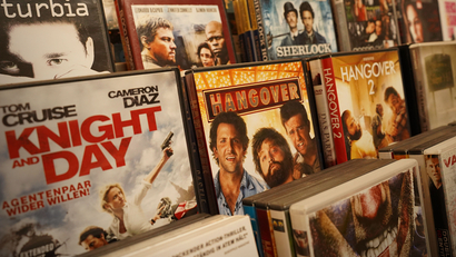 Das Bild zeigt eine Vielzahl von DVD-Covern bekannter Filme, darunter „Knight and Day“ und „Hangover“.