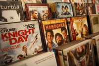 Das Bild zeigt eine Vielzahl von DVD-Covern bekannter Filme, darunter „Knight and Day“ und „Hangover“.