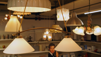 Auf dem Bild sind verschiedene Lampen und Leuchten in einem Geschäft oder einer Ausstellung zu sehen.