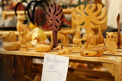 Holzfiguren: Enten, Eule, Bäume