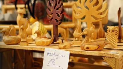 Holzfiguren: Enten, Eule, Bäume